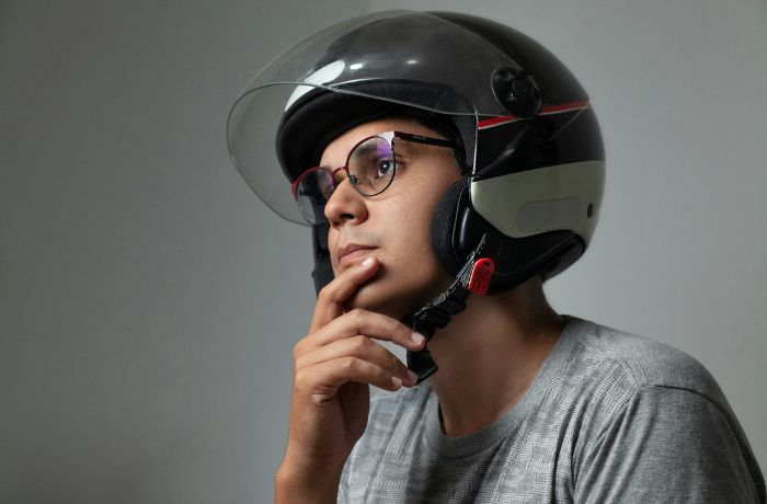 Dari Helm sampai Ransel, Benda yang Kita Pakai Juga Berinteraksi dengan Kulit