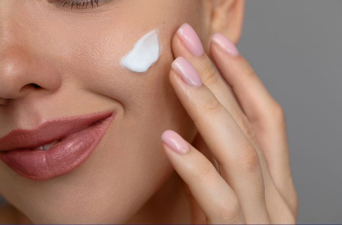 Apa yang Sebenarnya Terjadi Saat Skincare Menyentuh Kulit?